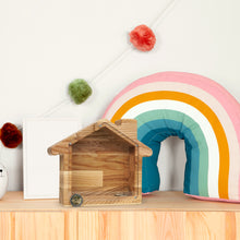 Įkelti vaizdą į galerijos rodinį, Namelio formos medinė taupyklė, Personalizuota taupyklė