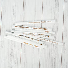 Įkelti vaizdą į galerijos rodinį, Personalizuotas Baltas Dailidės Pieštukas, Suasmeninta Dovana Tėčiui, Staliui ar Ypatingai Progai