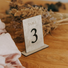 Įkelti vaizdą į galerijos rodinį, Minimalistiniai Pilki Mediniai Stalo Numeriai Renginiams, Stalo numeracija Restoranams