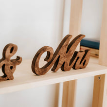 Įkelti vaizdą į galerijos rodinį, Šventiniai MR & MRS Ženklai iš Medžio, Vestuvėms, Sužadėtuvėms, Fotosesijoms