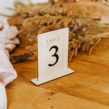 Įkelti vaizdą į galerijos rodinį, Natūralus Mediniai Stalo Numeriai Vestuvėms, Šventinio Stalo Dekoracija
