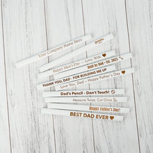 Įkelti vaizdą į galerijos rodinį, Personalizuotas Baltas Dailidės Pieštukas, Suasmeninta Dovana Tėčiui, Staliui ar Ypatingai Progai