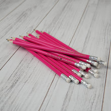 Įkelti vaizdą į galerijos rodinį, Unikalūs Rožiniai Mediniai HB Pieštukai su Graviravimu, Asmeniškos Dovanos Įvairioms Progoms