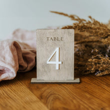 Įkelti vaizdą į galerijos rodinį, Minimalistiniai Pilki Mediniai Stalo Numeriai Renginiams, Stalo numeracija Restoranams