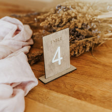 Įkelti vaizdą į galerijos rodinį, Minimalistiniai Pilki Mediniai Stalo Numeriai Renginiams, Stalo numeracija Restoranams