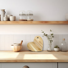 Įkelti vaizdą į galerijos rodinį, Medinė pjaustymo lentelė, Širdies formos lentelė