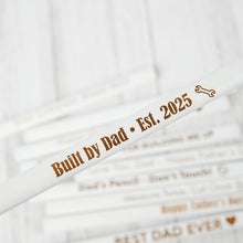 Įkelti vaizdą į galerijos rodinį, Personalizuotas Baltas Dailidės Pieštukas, Suasmeninta Dovana Tėčiui, Staliui ar Ypatingai Progai