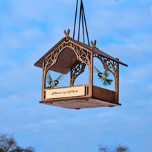 Įkelti vaizdą į galerijos rodinį, Personalizuota Medinė Paukščių Lesyklėlė, Rankų Darbo Pakabinama Lauko Dekoracija