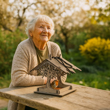 Įkelti vaizdą į galerijos rodinį, Pakabinama Medinė Lesyklėlė, Funkcionali ir Dekoratyvi Sodo bei Kiemo Detalė
