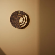 Įkelti vaizdą į galerijos rodinį, Rankų Darbo Medinis Kalendorius, Apvalus Dekoratyvinis Aksesuaras ir Dovana Ypatingoms Progoms