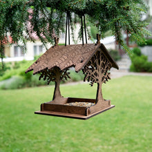 Įkelti vaizdą į galerijos rodinį, Pakabinama Medinė Paukščių Lesykla Lauko Erdvėms, Personalizuota Dovana