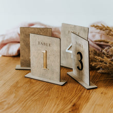 Įkelti vaizdą į galerijos rodinį, Minimalistiniai Pilki Mediniai Stalo Numeriai Renginiams, Stalo numeracija Restoranams