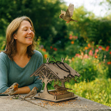 Įkelti vaizdą į galerijos rodinį, Pakabinama Medinė Lesyklėlė, Funkcionali ir Dekoratyvi Sodo bei Kiemo Detalė