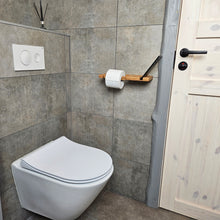 Įkelti vaizdą į galerijos rodinį, Medinis Tualetinio Popieriaus Laikiklis Su Lentynėle Ir Įpjova Telefonui, Vonios Kambario Dekoracija