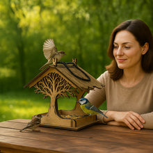 Įkelti vaizdą į galerijos rodinį, Pakabinama Medinė Lesyklėlė, Funkcionali ir Dekoratyvi Sodo bei Kiemo Detalė