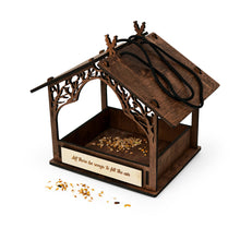 Įkelti vaizdą į galerijos rodinį, Personalizuota Medinė Paukščių Lesyklėlė, Rankų Darbo Pakabinama Lauko Dekoracija