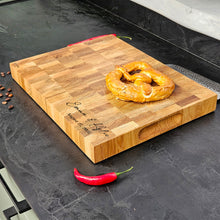 Įkelti vaizdą į galerijos rodinį, Personalizuota Ąžuolinė Pjaustymo Lenta, Praktiška Virtuvės Detalė, Puiki Dovana Vestuvėms ar Įkurtuvėms