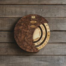 Įkelti vaizdą į galerijos rodinį, Rankų Darbo Medinis Kalendorius, Apvalus Dekoratyvinis Aksesuaras ir Dovana Ypatingoms Progoms