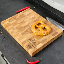 Įkelti vaizdą į galerijos rodinį, Personalizuota Ąžuolinė Pjaustymo Lenta, Praktiška Virtuvės Detalė, Puiki Dovana Vestuvėms ar Įkurtuvėms