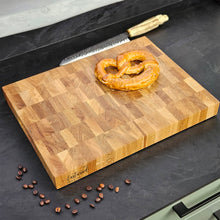 Įkelti vaizdą į galerijos rodinį, Personalizuota Ąžuolinė Pjaustymo Lenta, Praktiška Virtuvės Detalė, Puiki Dovana Vestuvėms ar Įkurtuvėms