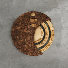 Įkelti vaizdą į galerijos rodinį, Rankų Darbo Medinis Kalendorius, Apvalus Dekoratyvinis Aksesuaras ir Dovana Ypatingoms Progoms