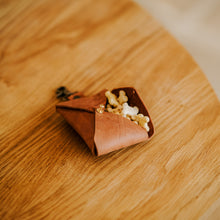 Įkelti vaizdą į galerijos rodinį, Odinis šuns skanėstų dėklas