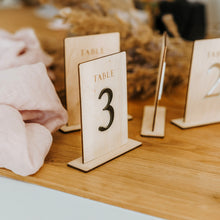 Įkelti vaizdą į galerijos rodinį, Natūralus Mediniai Stalo Numeriai Vestuvėms, Šventinio Stalo Dekoracija