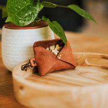 Įkelti vaizdą į galerijos rodinį, Odinis šuns skanėstų dėklas