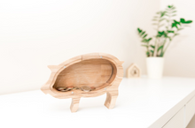 Įkelti vaizdą į galerijos rodinį, Natūralaus medžio taupyklė „Kiaulė“, rankų darbo dovana vaikui ar suaugusiajam