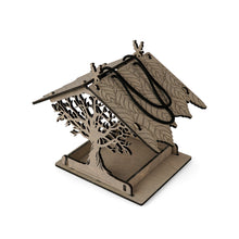 Įkelti vaizdą į galerijos rodinį, Pakabinama Medinė Lesyklėlė, Funkcionali ir Dekoratyvi Sodo bei Kiemo Detalė