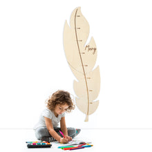 Įkelti vaizdą į galerijos rodinį, Medinė Plunksnos Formos Ūgio Matuoklė, Dekoratyvi ir Funkcionali Vaikų Kambario Detalė