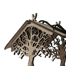 Įkelti vaizdą į galerijos rodinį, Pakabinama Medinė Lesyklėlė, Funkcionali ir Dekoratyvi Sodo bei Kiemo Detalė