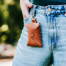 Įkelti vaizdą į galerijos rodinį, Odinis šuns skanėstų dėklas