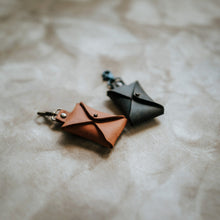 Įkelti vaizdą į galerijos rodinį, Odinis šuns skanėstų dėklas