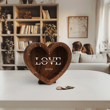 Įkelti vaizdą į galerijos rodinį, Širdies formos medinė taupyklė, Dovana jaunavedžiams