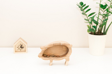 Įkelti vaizdą į galerijos rodinį, Natūralaus medžio taupyklė „Kiaulė“, rankų darbo dovana vaikui ar suaugusiajam