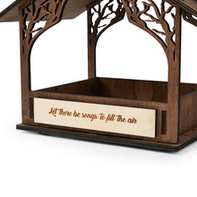 Įkelti vaizdą į galerijos rodinį, Personalizuota Medinė Paukščių Lesyklėlė, Rankų Darbo Pakabinama Lauko Dekoracija