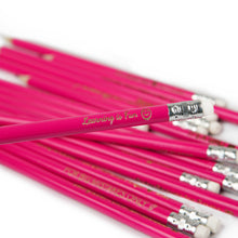 Įkelti vaizdą į galerijos rodinį, Unikalūs Rožiniai Mediniai HB Pieštukai su Graviravimu, Asmeniškos Dovanos Įvairioms Progoms