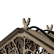 Įkelti vaizdą į galerijos rodinį, Pakabinama Medinė Lesyklėlė, Funkcionali ir Dekoratyvi Sodo bei Kiemo Detalė