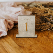 Įkelti vaizdą į galerijos rodinį, Minimalistiniai Pilki Mediniai Stalo Numeriai Renginiams, Stalo numeracija Restoranams