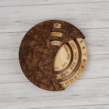 Įkelti vaizdą į galerijos rodinį, Rankų Darbo Medinis Kalendorius, Apvalus Dekoratyvinis Aksesuaras ir Dovana Ypatingoms Progoms