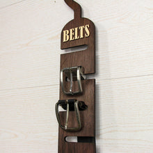 Įkelti vaizdą į galerijos rodinį, Medinis Diržo Laikiklis Spintai, Praktiška Dovana ir Sprendimas Tvarkingam Diržų Laikymui