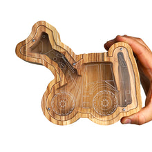 Įkelti vaizdą į galerijos rodinį, Medinė taupyklė ekskavatorius (2 dydžiai, 3 spalvos, graviravimas)