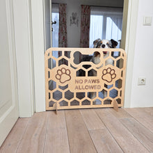 Įkelti vaizdą į galerijos rodinį, Rankų Darbo Mediniai Varteliai Šunims, Personalizuotas Barjeras Augintiniams