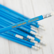 Įkelti vaizdą į galerijos rodinį, Personalizuoti Mėlyni Mediniai HB Pieštukai su Trintuku, Puiki Dovana Mokiniams, Menininkams ir Svečiams