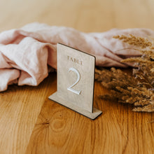 Įkelti vaizdą į galerijos rodinį, Minimalistiniai Pilki Mediniai Stalo Numeriai Renginiams, Stalo numeracija Restoranams