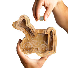 Įkelti vaizdą į galerijos rodinį, Medinė taupyklė ekskavatorius (2 dydžiai, 3 spalvos, graviravimas)