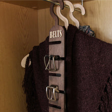 Įkelti vaizdą į galerijos rodinį, Medinis Diržo Laikiklis Spintai, Praktiška Dovana ir Sprendimas Tvarkingam Diržų Laikymui
