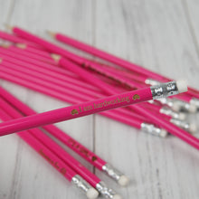 Įkelti vaizdą į galerijos rodinį, Unikalūs Rožiniai Mediniai HB Pieštukai su Graviravimu, Asmeniškos Dovanos Įvairioms Progoms