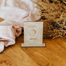 Įkelti vaizdą į galerijos rodinį, Minimalistiniai Pilki Mediniai Stalo Numeriai Renginiams, Stalo numeracija Restoranams